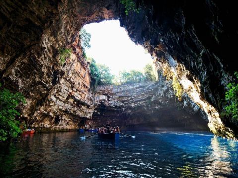 Island bus tour with wine tasting 3